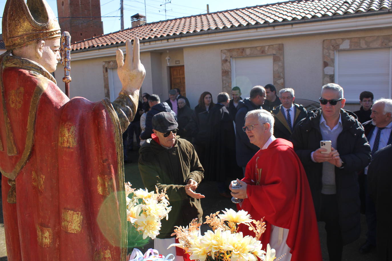 El sol brilla para San Blas en Sepulcro Hilario