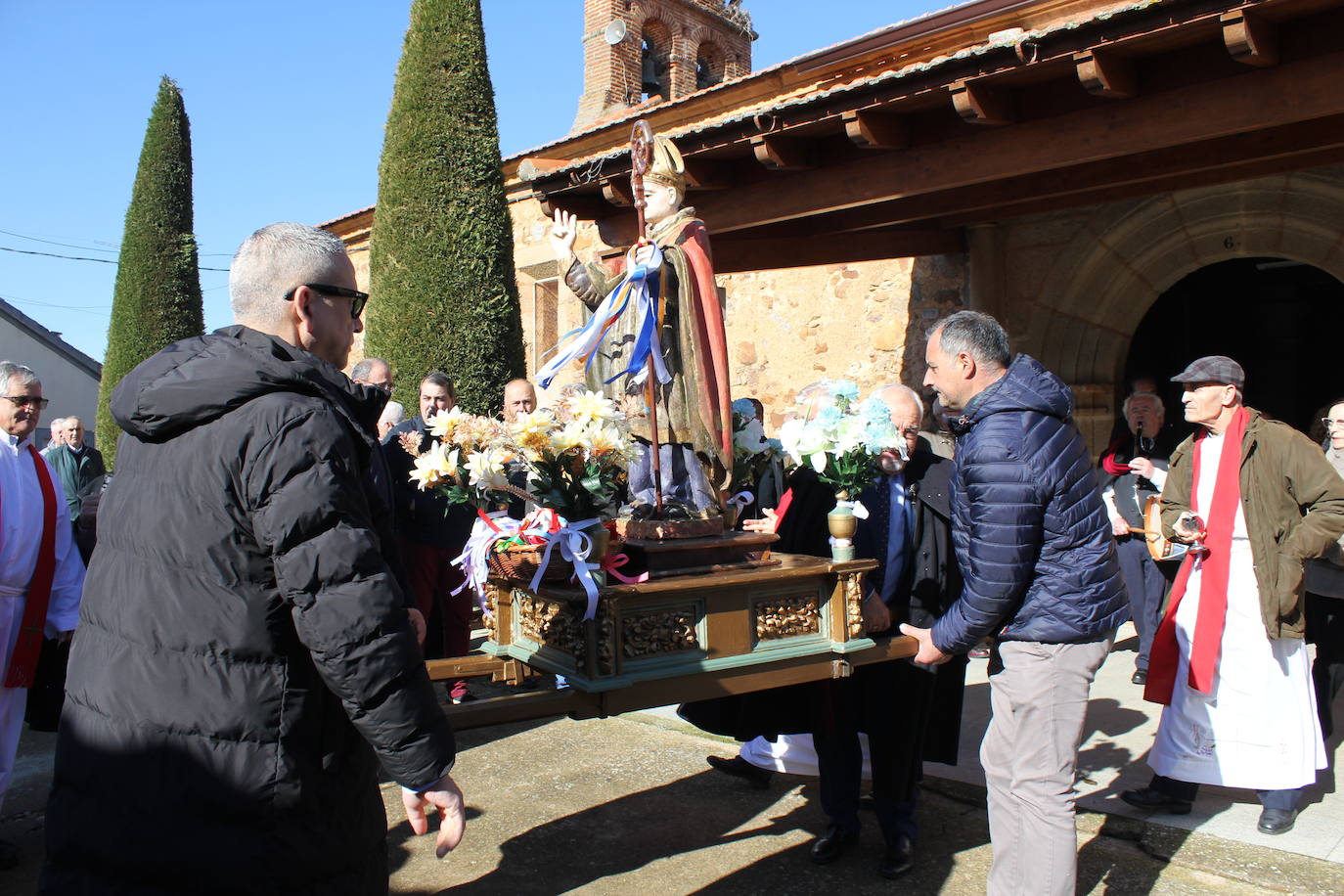 El sol brilla para San Blas en Sepulcro Hilario