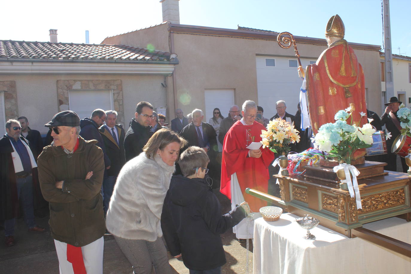 El sol brilla para San Blas en Sepulcro Hilario