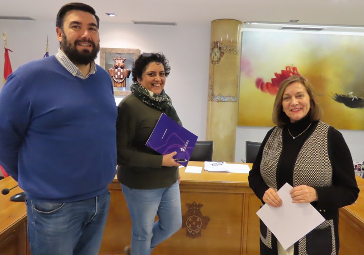 Antonio Poveda, Patro Macías y Carmen Ávila en el salón de plenos.