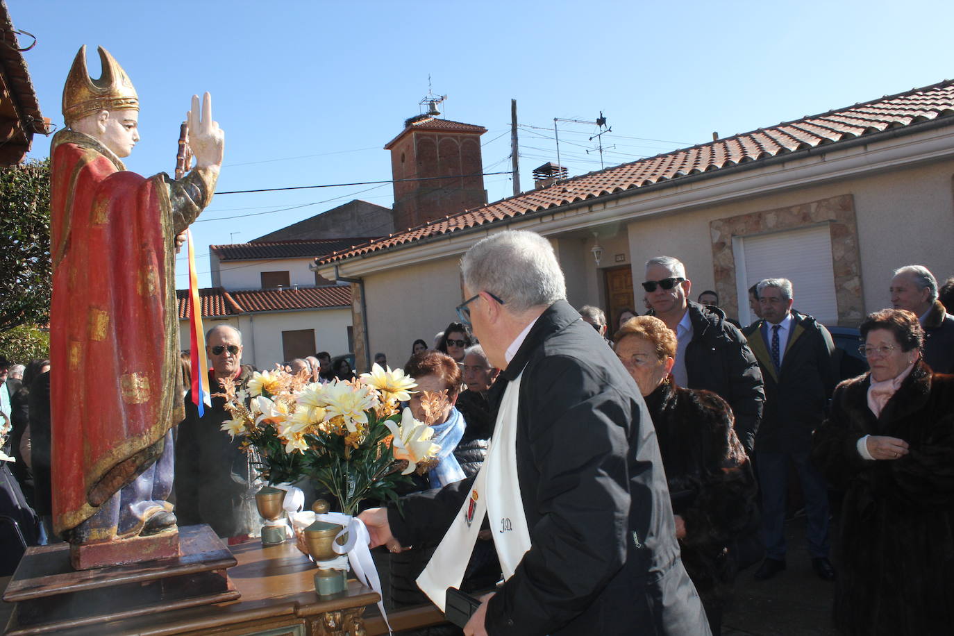 El sol brilla para San Blas en Sepulcro Hilario