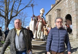 La imagen de San Blas, tras salir de la iglesia parroquial