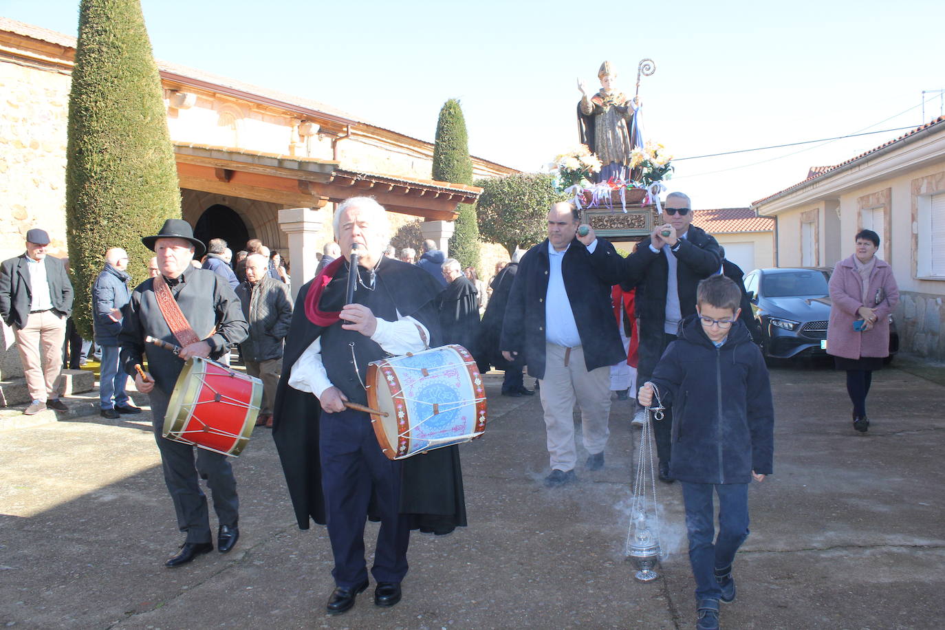 El sol brilla para San Blas en Sepulcro Hilario