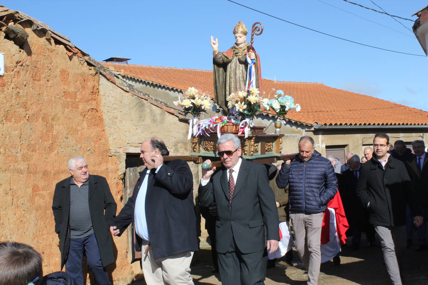 El sol brilla para San Blas en Sepulcro Hilario