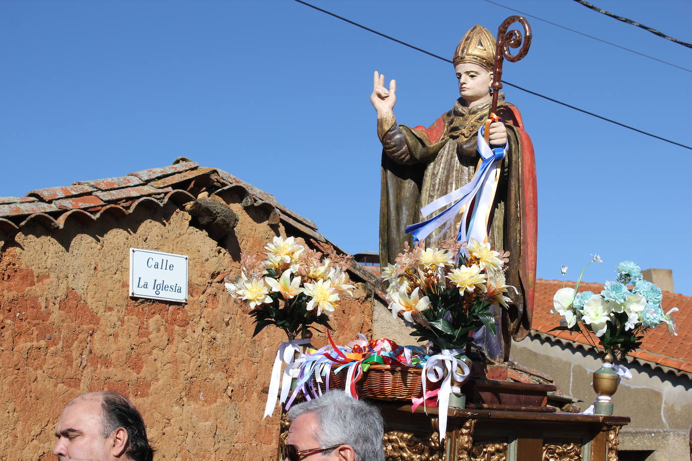 El sol brilla para San Blas en Sepulcro Hilario