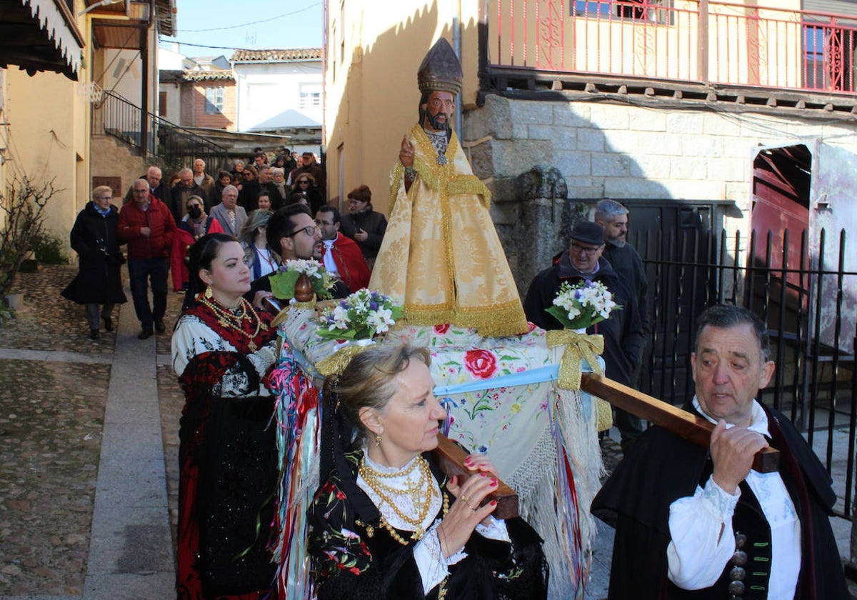 Santibáñez de la Sierra disfruta de un espectacular día soleado por San Blas