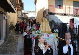 Imagen de la procesión de San Blas por las calles de Santibáñez