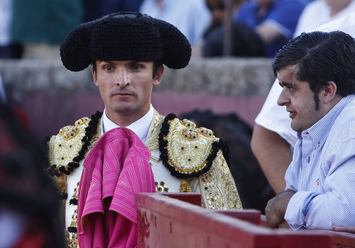 Damián Castaño, esperando a su toro en el ruedo.