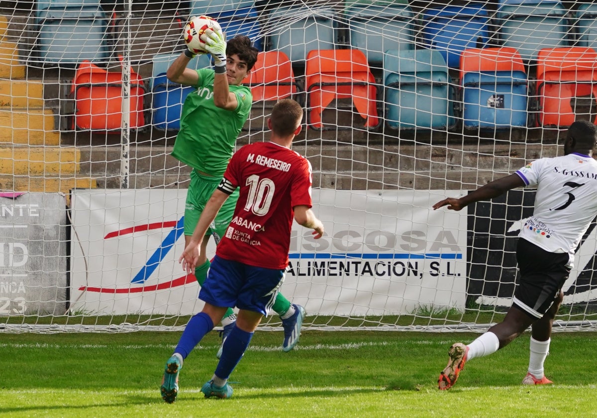 Imanol ataja un balón en el duelo contra el Bergantiños en el Helmántico.