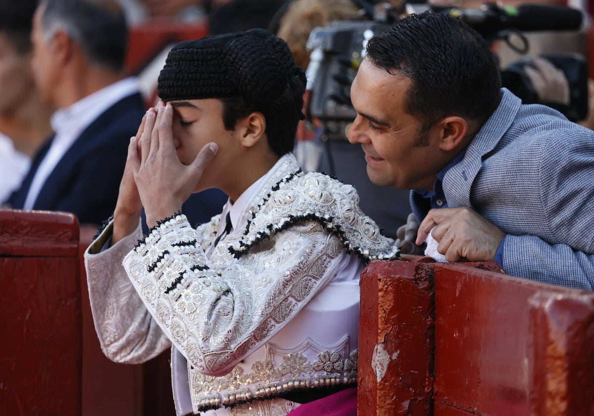 Marco Pérez calándose la montera en La Glorieta.