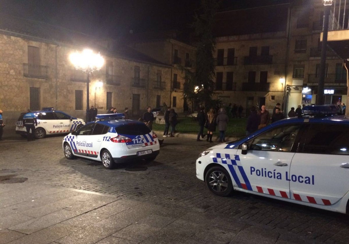 Patrullas policiales en otra intervención en la plaza de Monterrey.