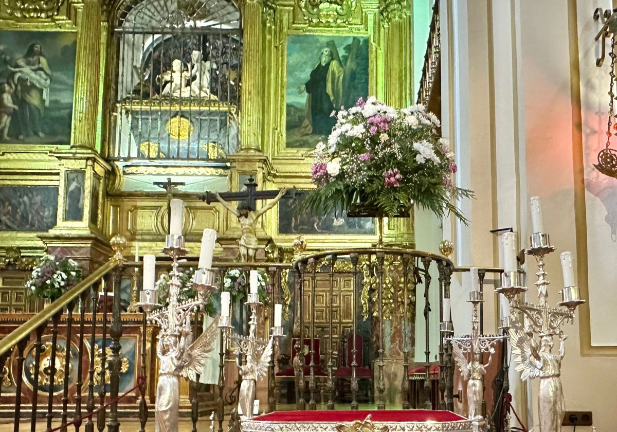 El sepulcro de Santa Teresa, presidiendo el altar mayor de la iglesia basílica de la Anunciación en Alba de Tormes.