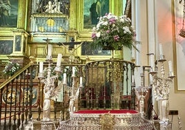 El sepulcro de Santa Teresa, presidiendo el altar mayor de la iglesia basílica de la Anunciación en Alba de Tormes.