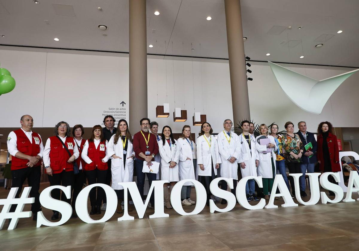 Foto de familia con representantes del Hospital de Salamanca, asociaciones de enfermos, sociedades científicas y pacientes.