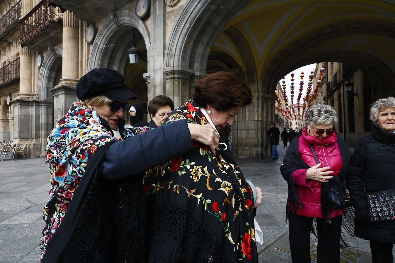 Las Águedas no fallan a la tradición e impregnan de alegría Salamanca en su día a ritmo de folclore