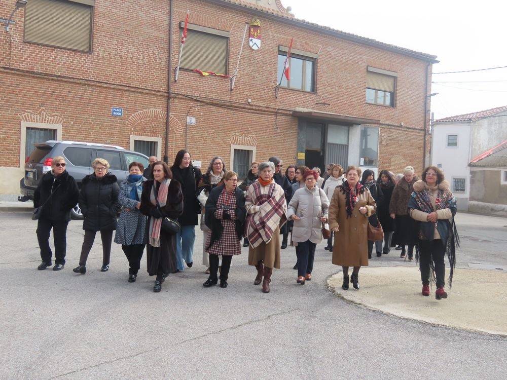 Las mujeres de Aldeaseca de la Frontera se ponen elegantes para Santa Águeda