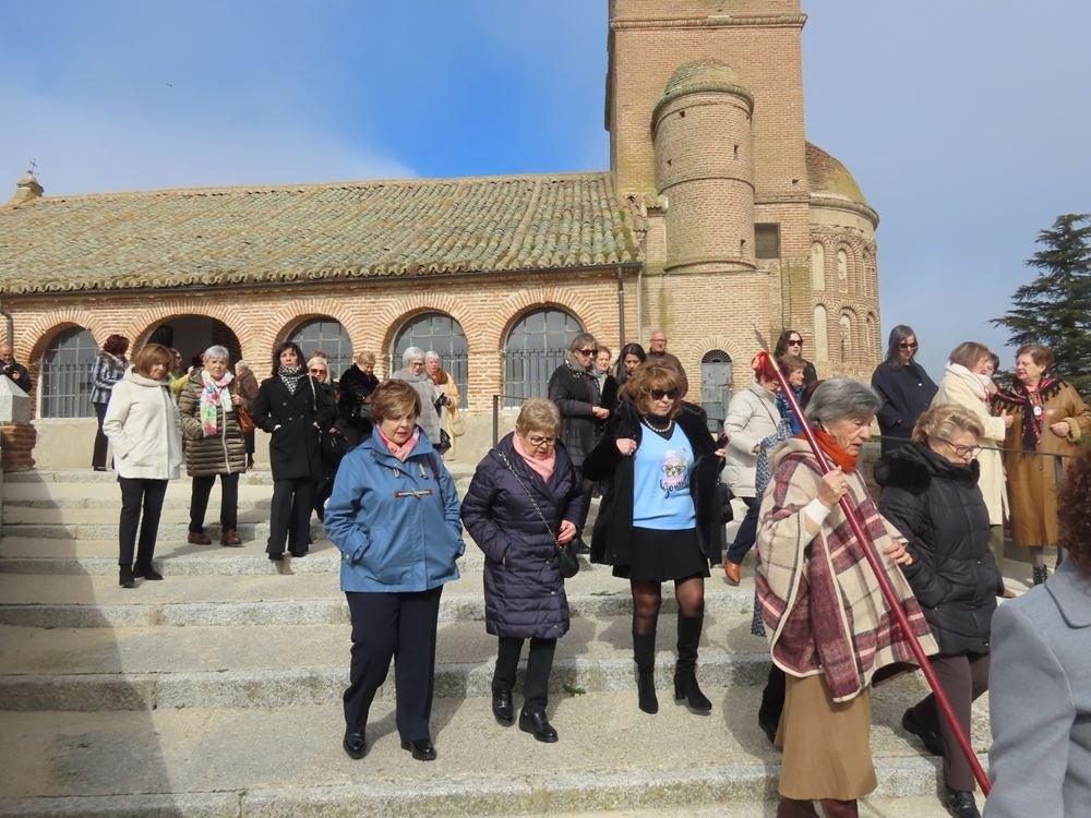 Las mujeres de Aldeaseca de la Frontera se ponen elegantes para Santa Águeda