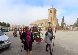 Las mayordomas portan a Santa Águeda en Aldeaseca de la Frontera