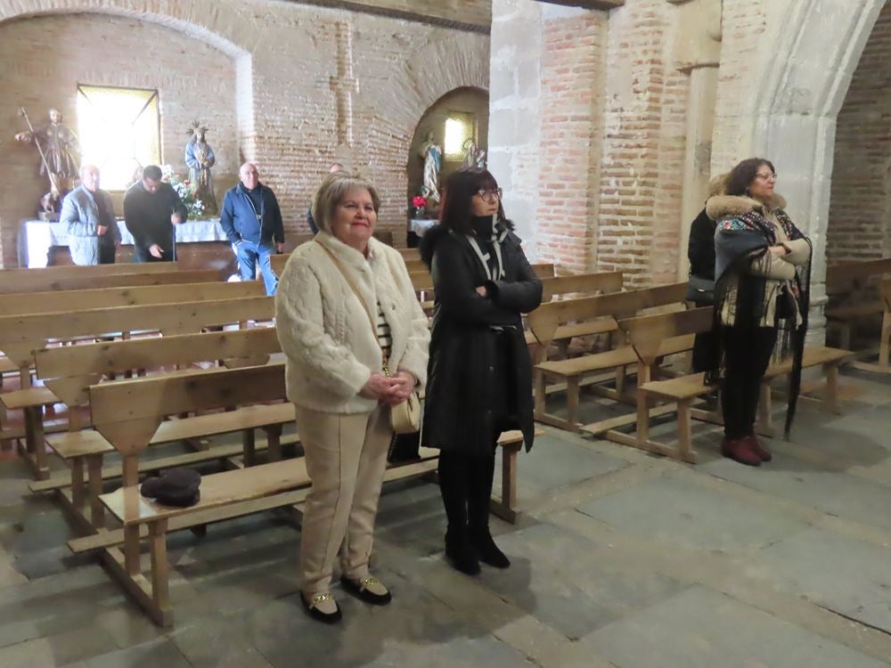 Las mujeres de Aldeaseca de la Frontera se ponen elegantes para Santa Águeda