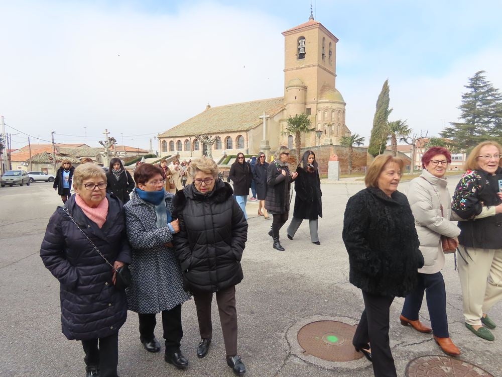 Las mujeres de Aldeaseca de la Frontera se ponen elegantes para Santa Águeda