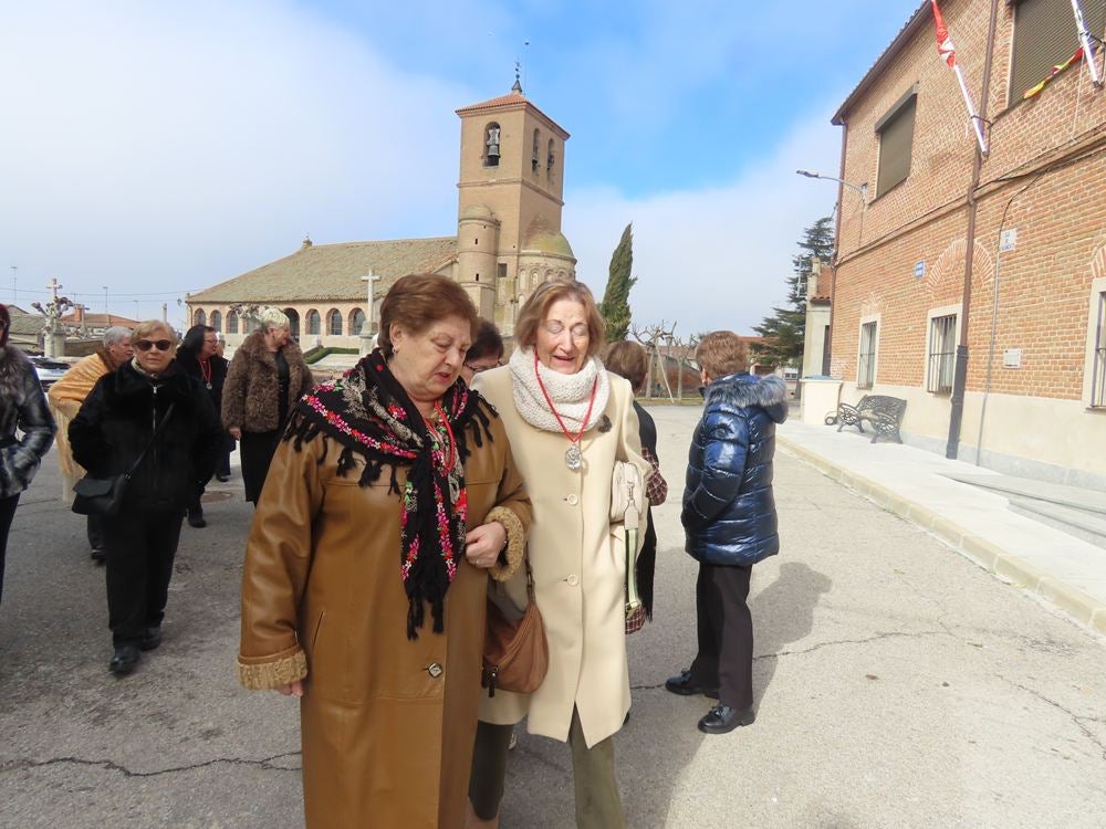 Las mujeres de Aldeaseca de la Frontera se ponen elegantes para Santa Águeda