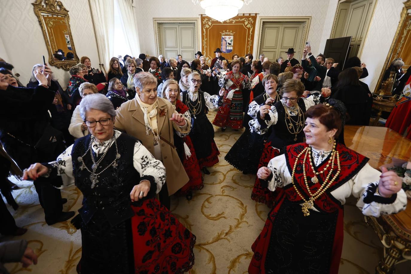 Las Águedas no fallan a la tradición e impregnan de alegría Salamanca en su día a ritmo de folclore