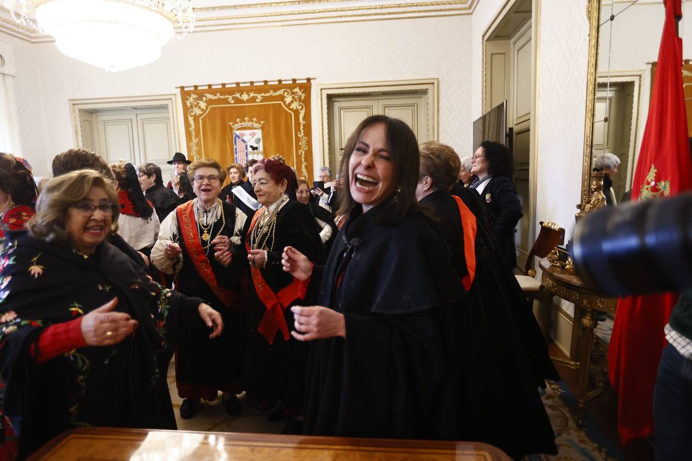 Las Águedas no fallan a la tradición e impregnan de alegría Salamanca en su día a ritmo de folclore