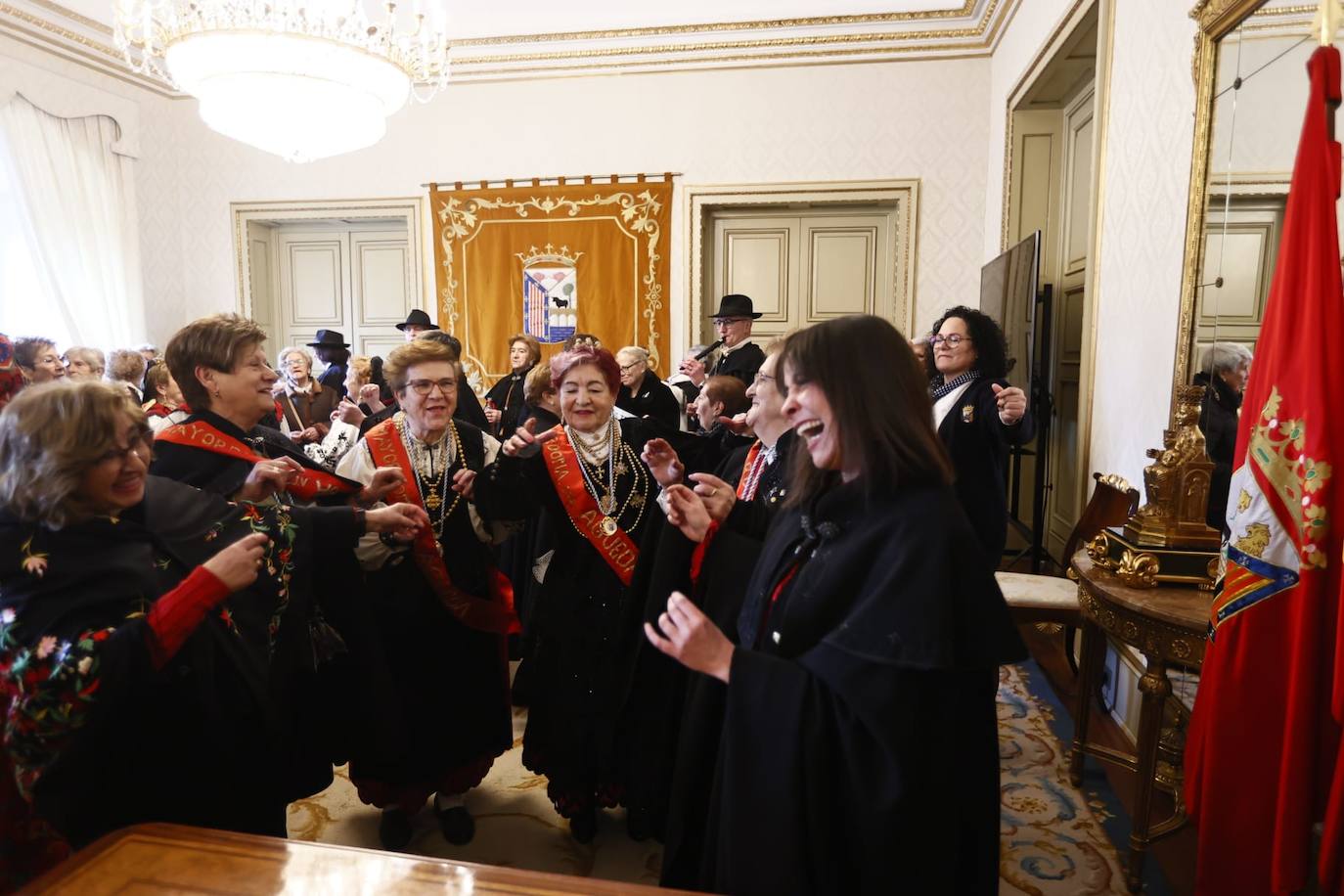 Las Águedas no fallan a la tradición e impregnan de alegría Salamanca en su día a ritmo de folclore