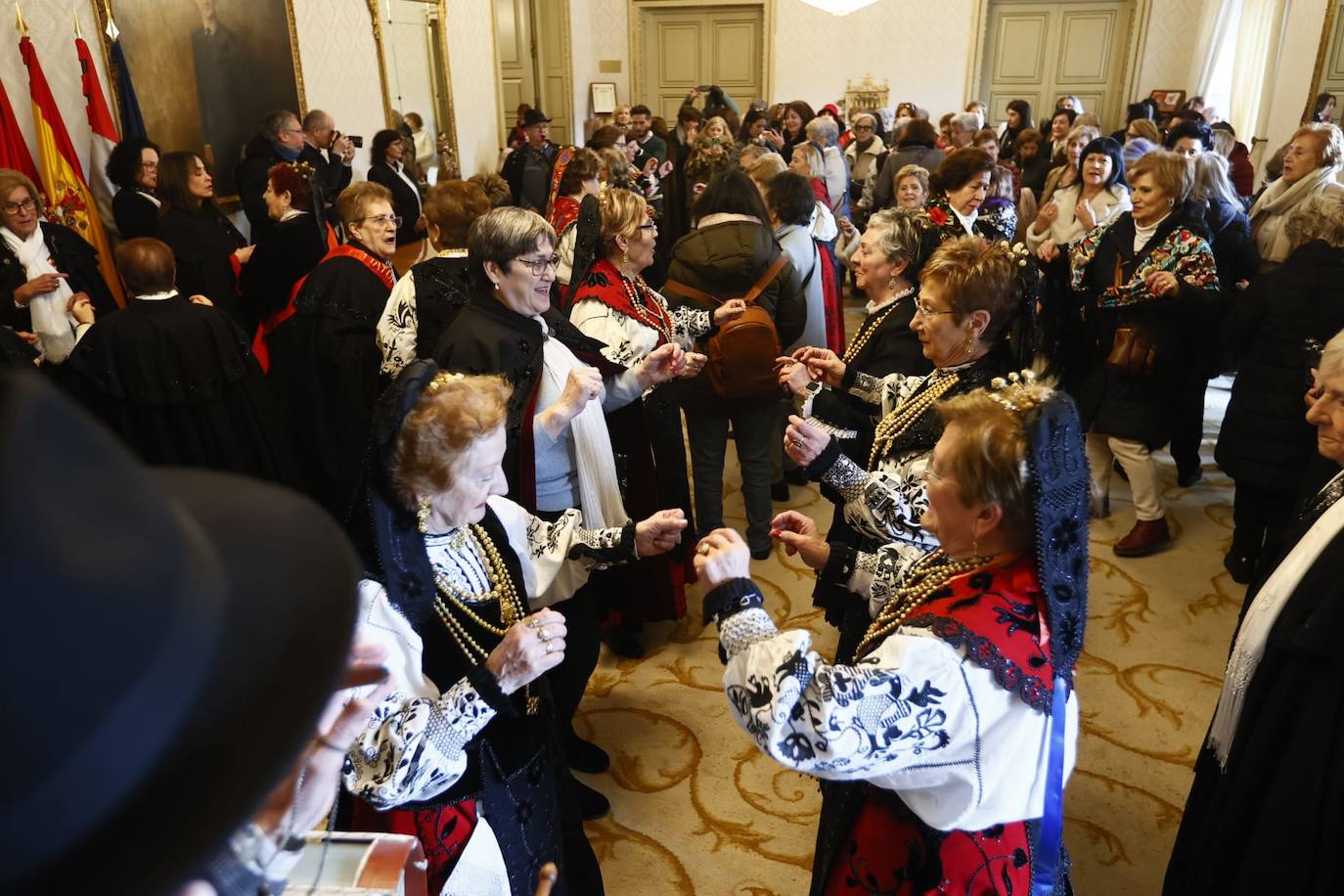 Las Águedas no fallan a la tradición e impregnan de alegría Salamanca en su día a ritmo de folclore