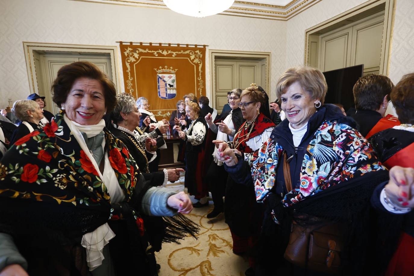 Las Águedas no fallan a la tradición e impregnan de alegría Salamanca en su día a ritmo de folclore