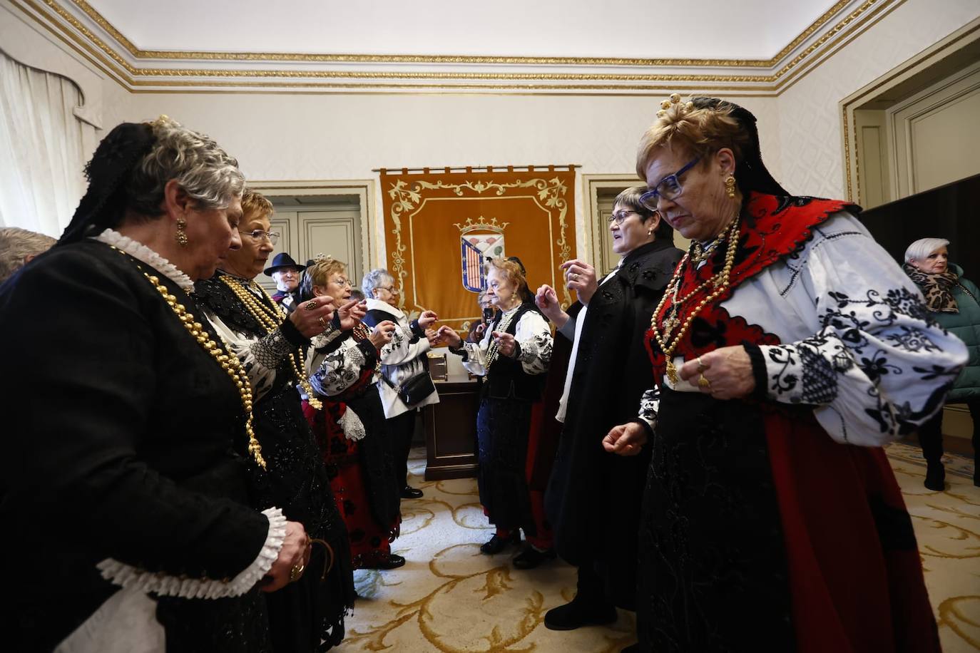 Las Águedas no fallan a la tradición e impregnan de alegría Salamanca en su día a ritmo de folclore