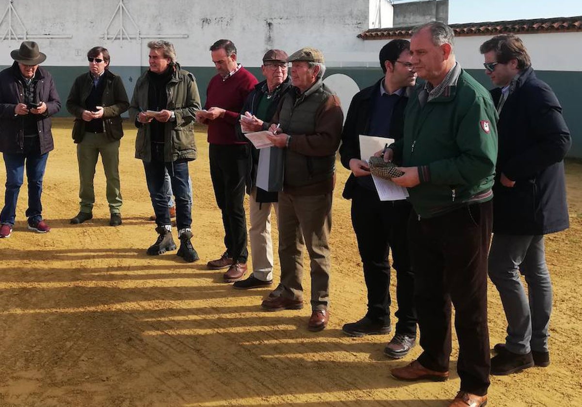 Miembros del Bolsín taurino Mirobrigense en la finca de Juan Manuel Criado