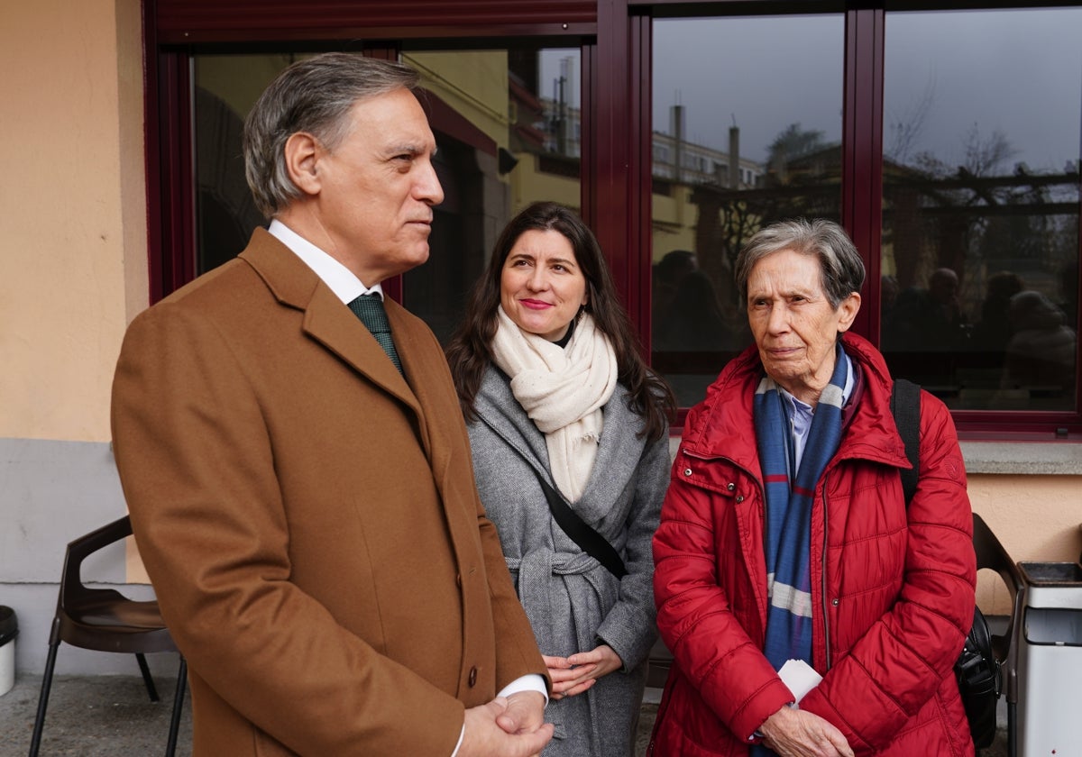 Carlos García Carbayo, Myriam Rodríguez y Carmen Calzada en las instalaciones de Padre Damián de Cáritas Diocesana de Salamanca.