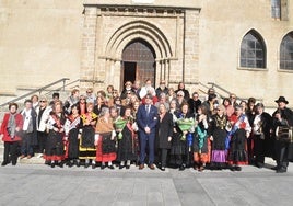 Imagen de las águedas posando con el alcalde, Luis Francisco Martín y las concejalas en la Plaza Mayor de Béjar