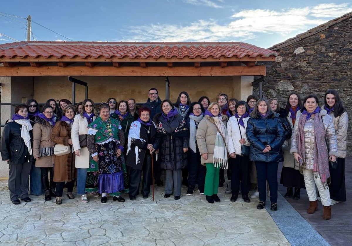 Las mujeres de Pizarral disfrutaron de una animada jornada festiva.