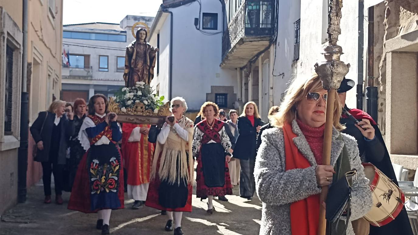 Las mujeres de Cespedosa de Tormes celebran la festividad de Santa Águeda