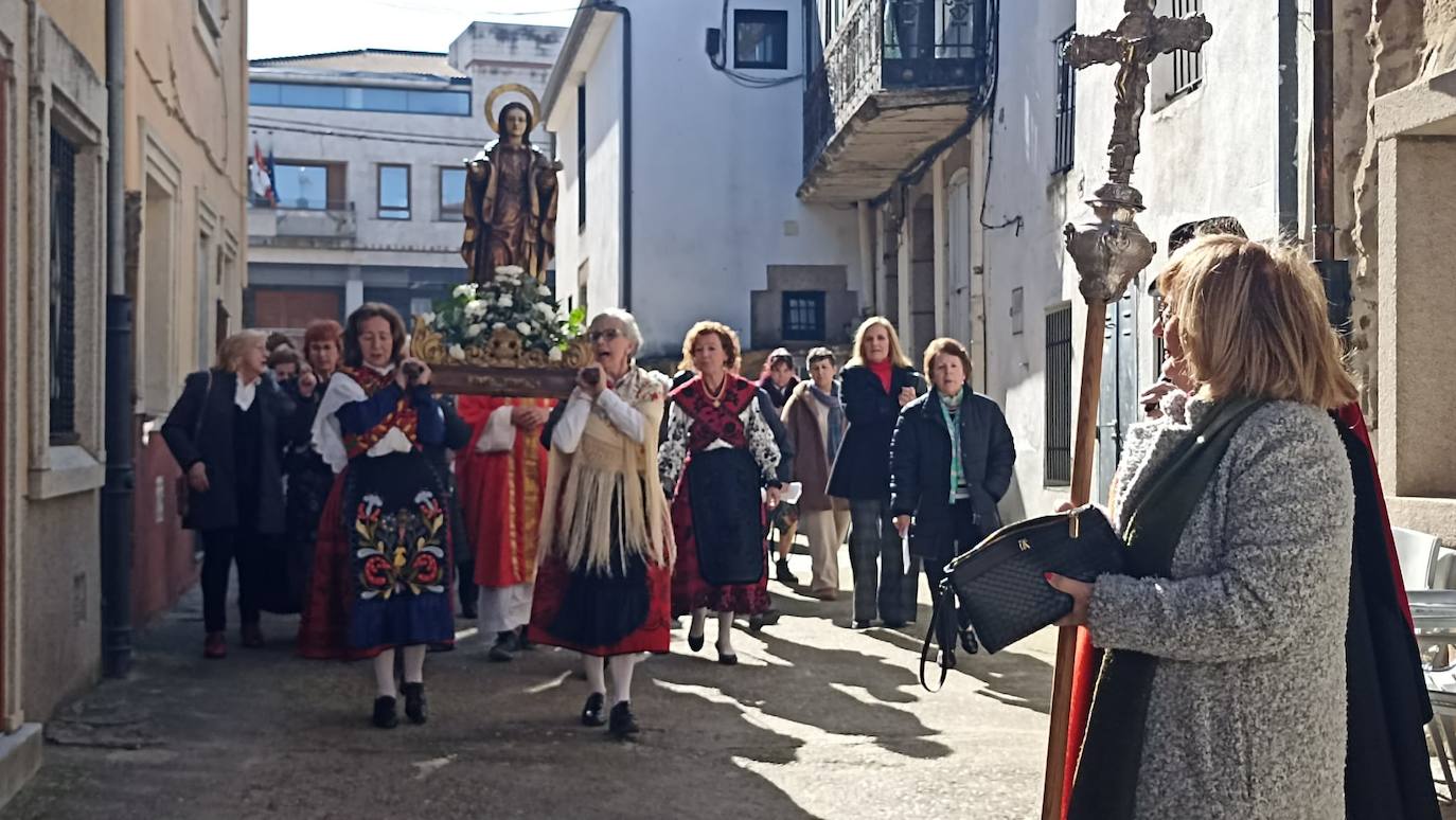 Las mujeres de Cespedosa de Tormes celebran la festividad de Santa Águeda