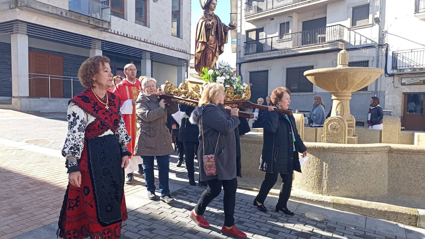 Las mujeres de Cespedosa de Tormes celebran la festividad de Santa Águeda