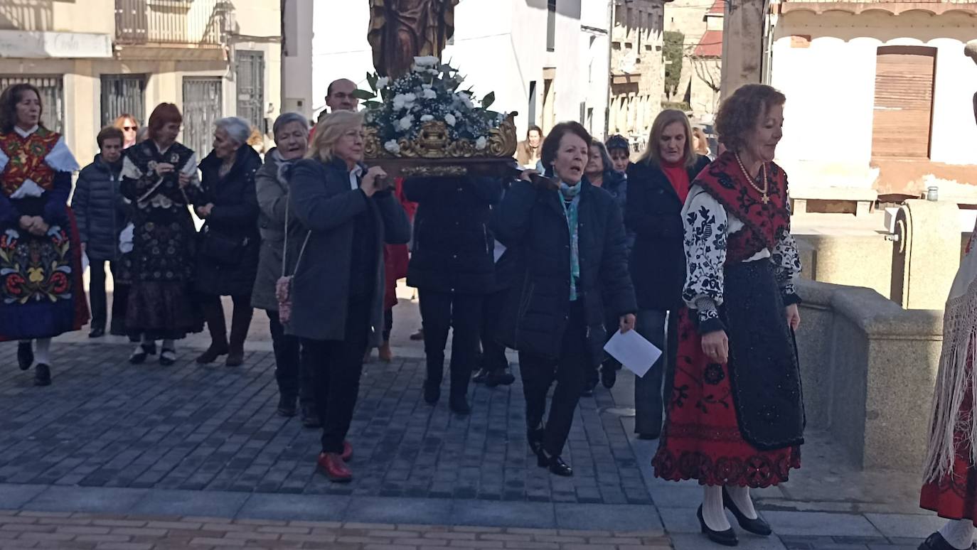 Las mujeres de Cespedosa de Tormes celebran la festividad de Santa Águeda