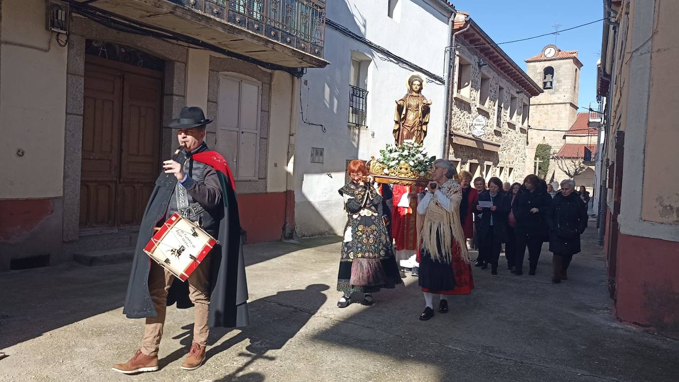 Las mujeres de Cespedosa de Tormes celebran la festividad de Santa Águeda