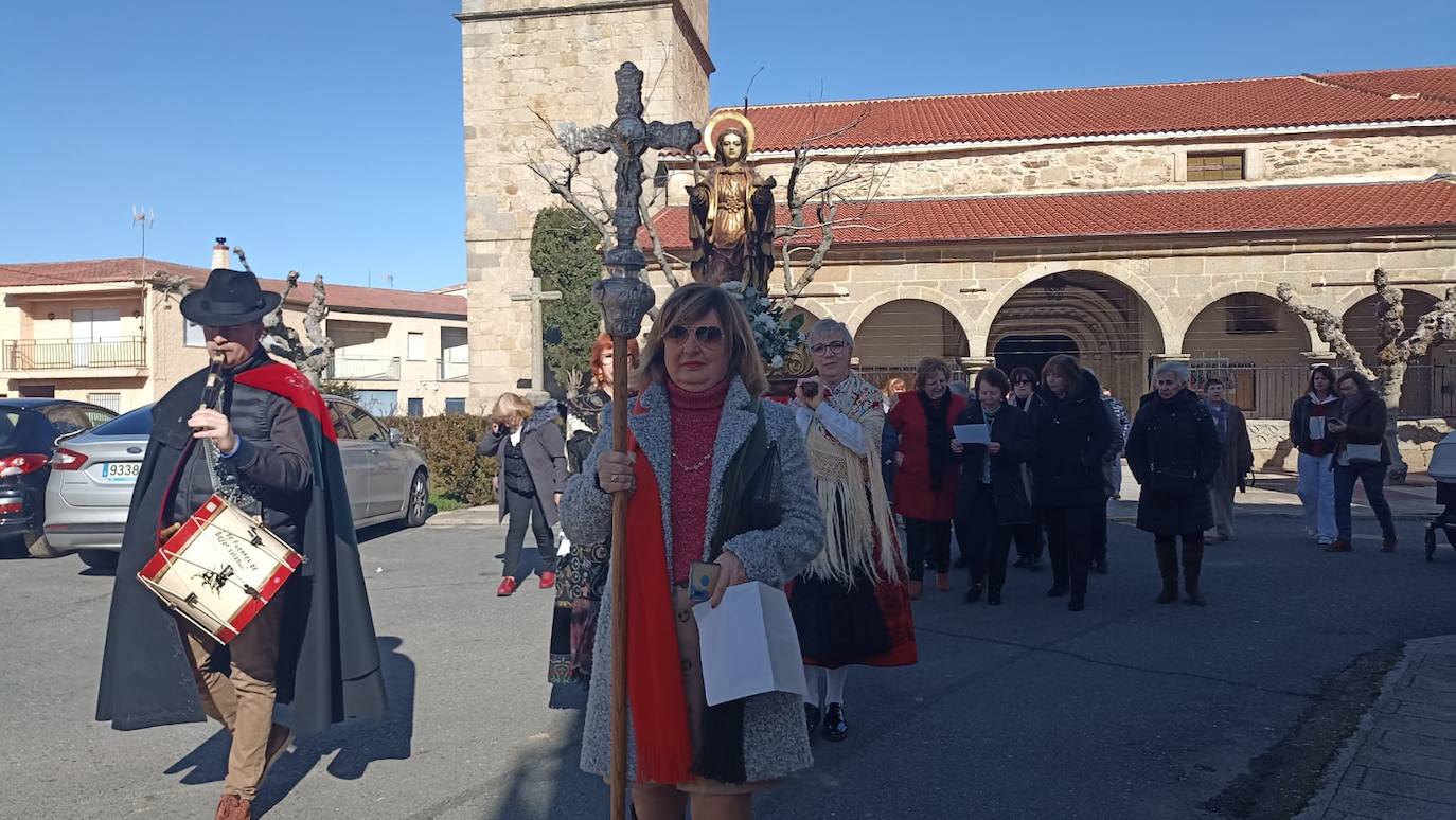 Las mujeres de Cespedosa de Tormes celebran la festividad de Santa Águeda