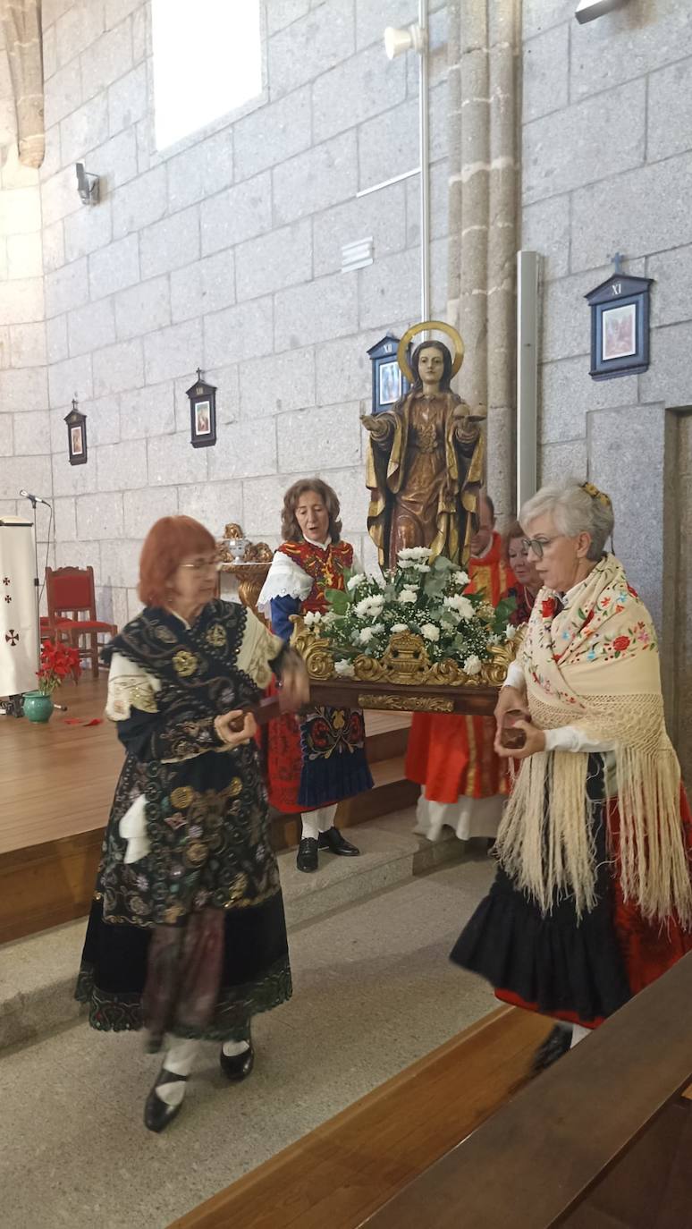 Las mujeres de Cespedosa de Tormes celebran la festividad de Santa Águeda