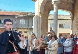 Imagen de la salida de la santa para participar en la procesión