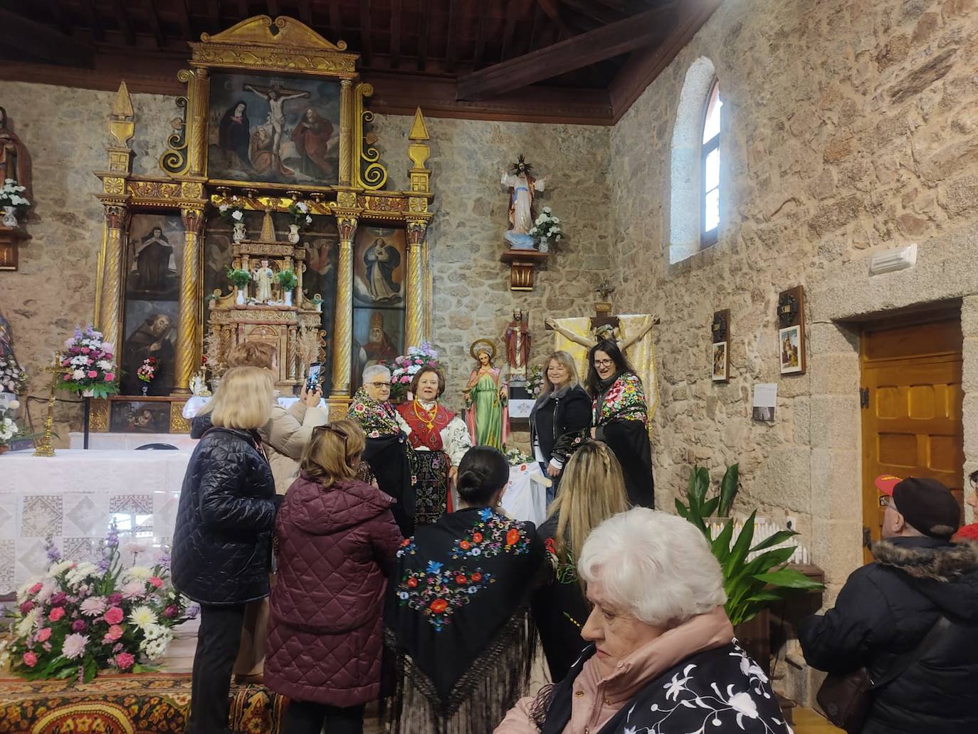 Las mujeres de Santibáñez de la Sierra honran a Santa Águeda