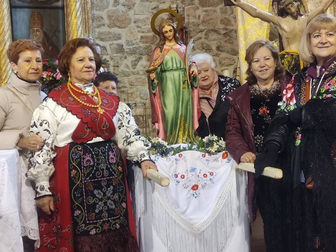 Las mujeres de Santibáñez de la Sierra honran a Santa Águeda