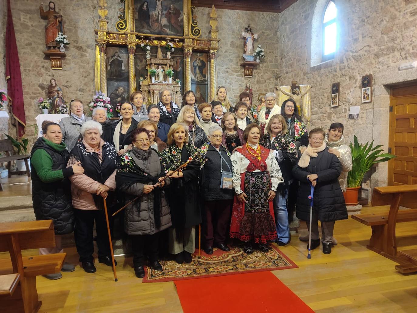 Las mujeres de Santibáñez de la Sierra honran a Santa Águeda