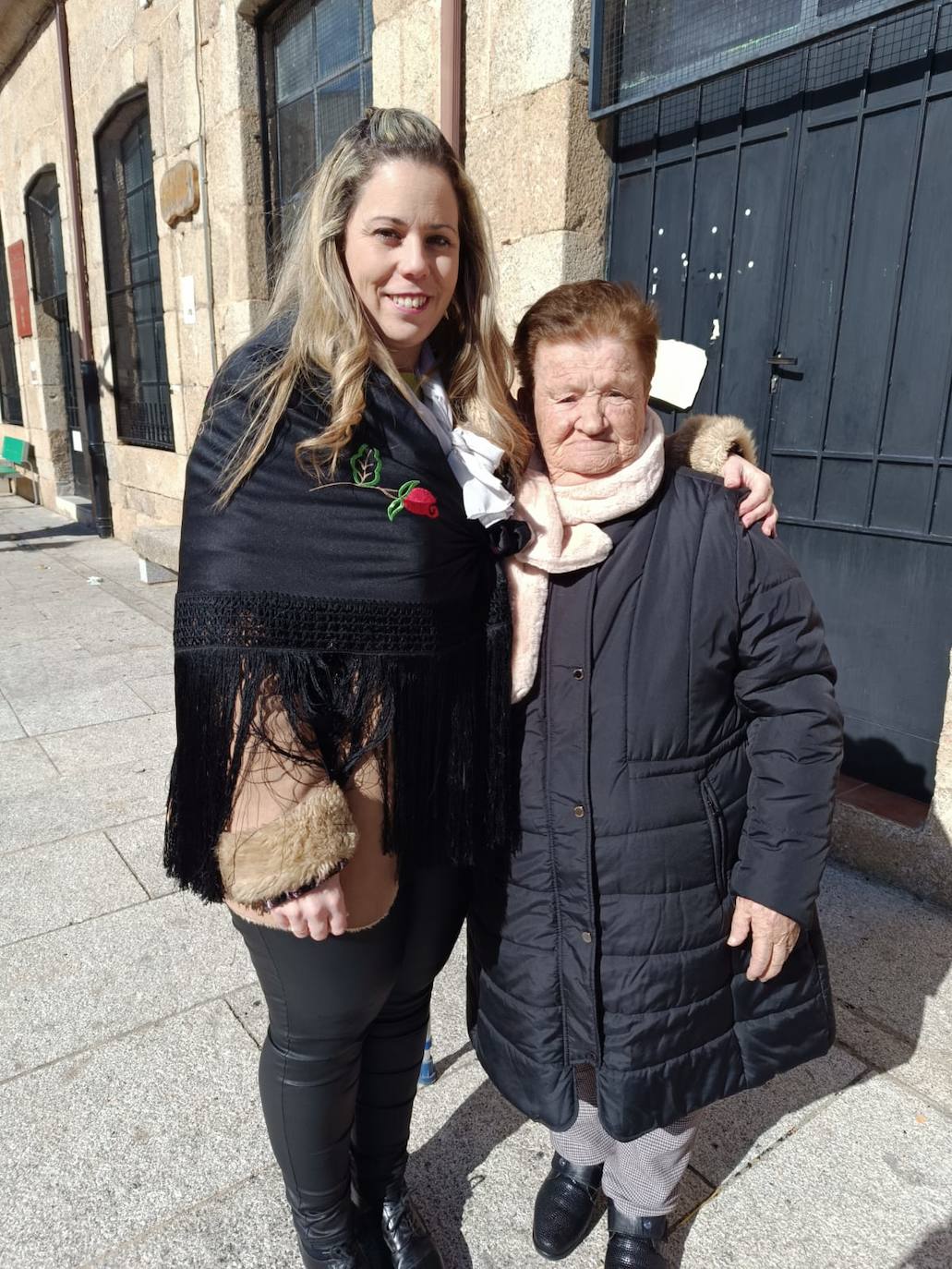 Las mujeres de Santibáñez de la Sierra honran a Santa Águeda