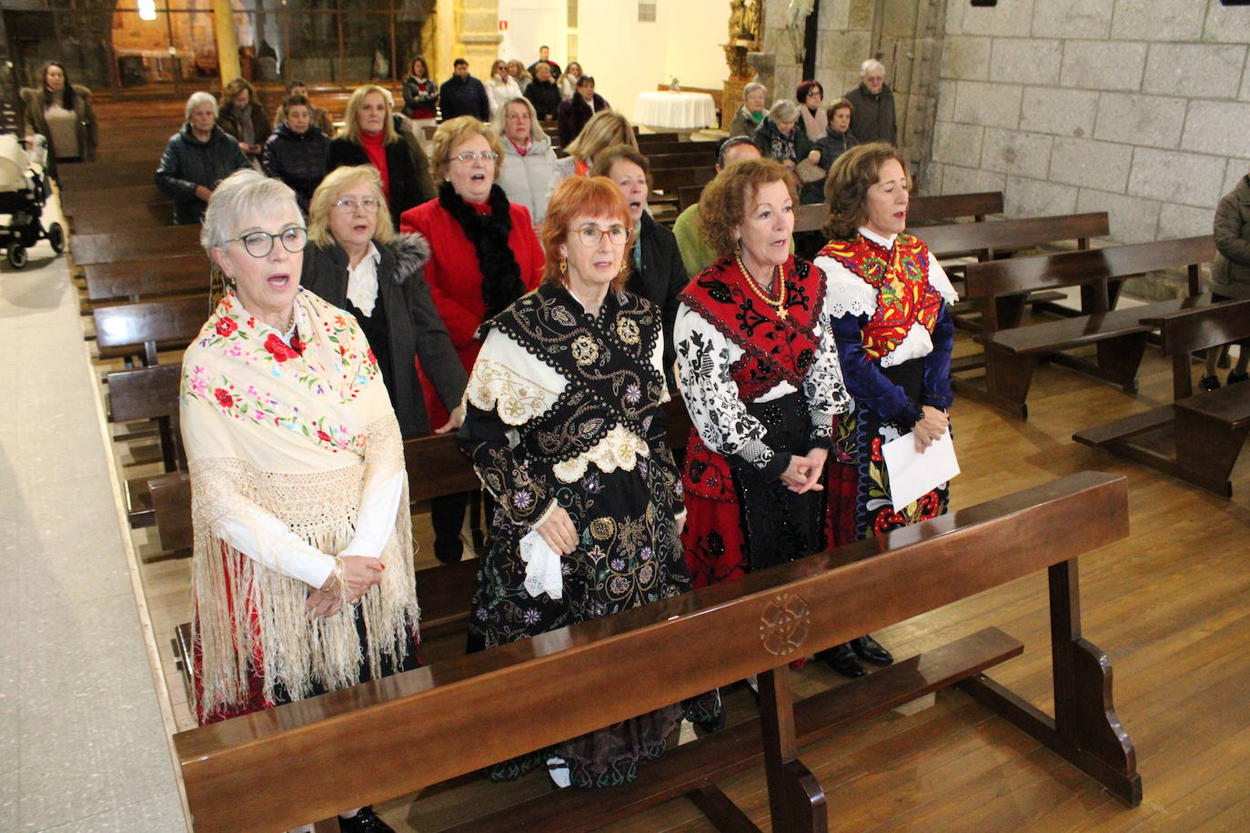 Las mujeres de Cespedosa de Tormes celebran la festividad de Santa Águeda