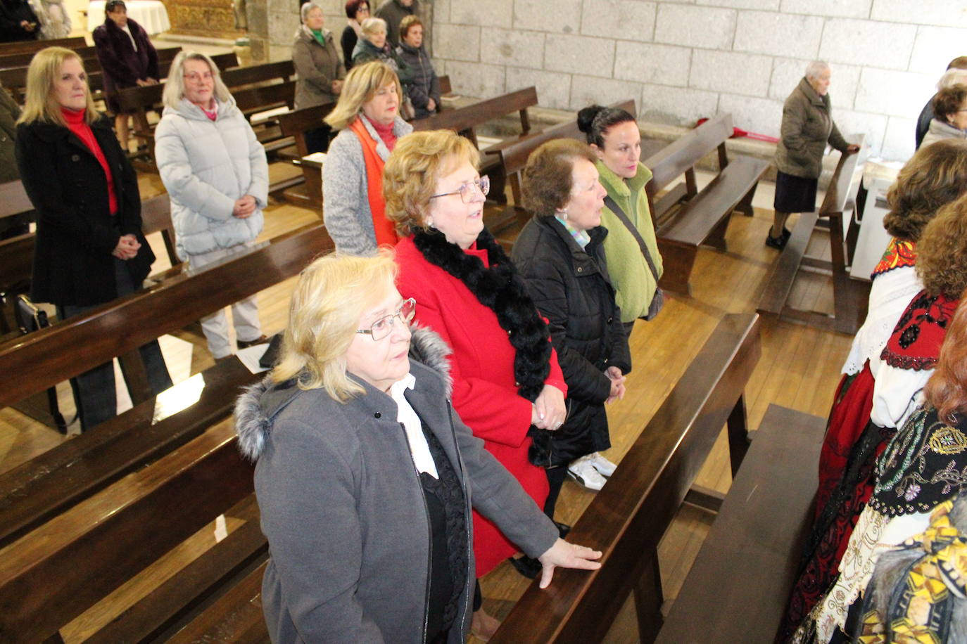 Las mujeres de Cespedosa de Tormes celebran la festividad de Santa Águeda