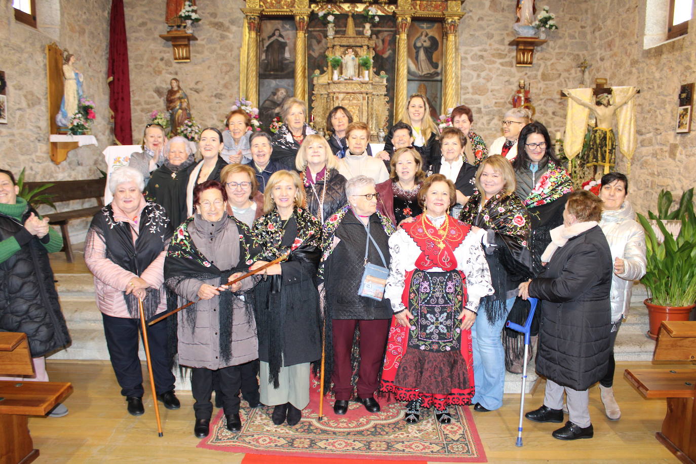 Las mujeres de Santibáñez de la Sierra honran a Santa Águeda